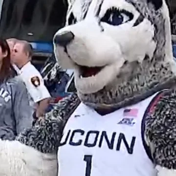 UConn fans send off men’s basketball team to Final Four