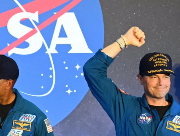 crew_thumb2-62l39a.jpg Artemis II astronauts greeted with applause in Houston