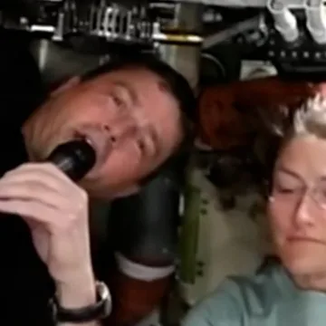 f_vert_brk_la_nasa_reid_260408-rk9tx8.jpg Astronaut reacts to naming moon crater after his wife