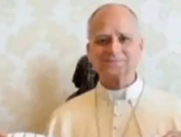 Chicago nun gifts Pope Leo a White Sox jersey