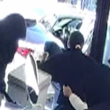 Video captures jewelry store robbery in New Jersey