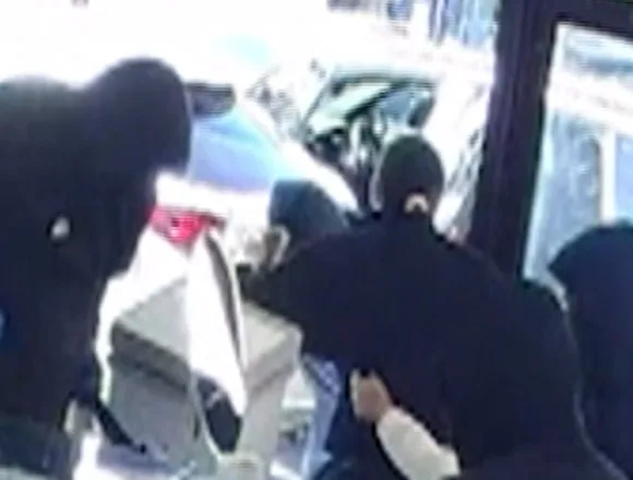 f_vert_brk_nn_nj_robbery_260410.00_00_48_21.Still002-jerm8p.jpg Video captures jewelry store robbery in New Jersey