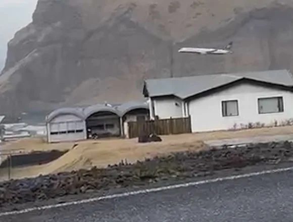 plane-pmmz8d.jpg Boeing 757 conducts low flyover above an Icelandic town