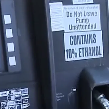 thumb-syg445.jpg Consumers wait for relief as oil prices drop