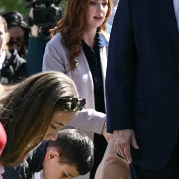 trump-egg-autopen-2zt077.jpg Trump tells kids about autopens at Easter Egg Roll