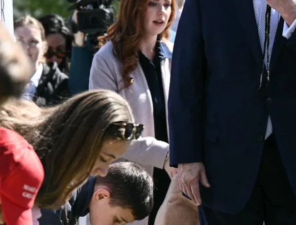 trump-egg-autopen-2zt077.jpg Trump tells kids about autopens at Easter Egg Roll